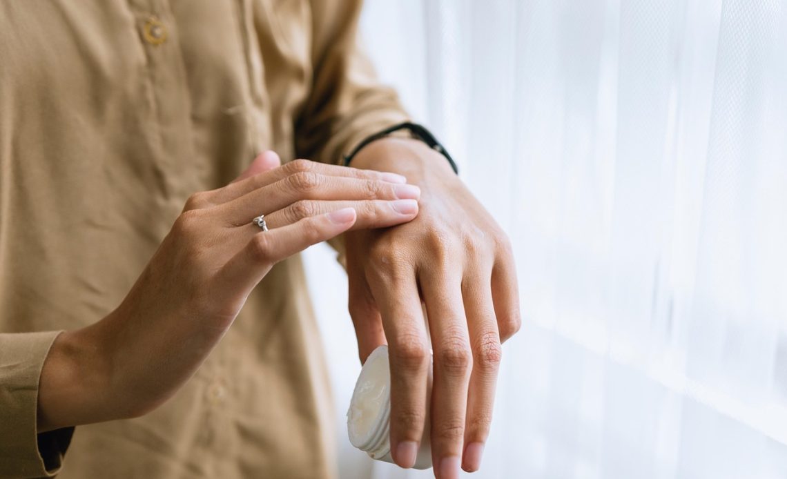 Verschillende Koreaanse huidverzorgingsproducten op een rij, klaar voor een beginners skincare routine