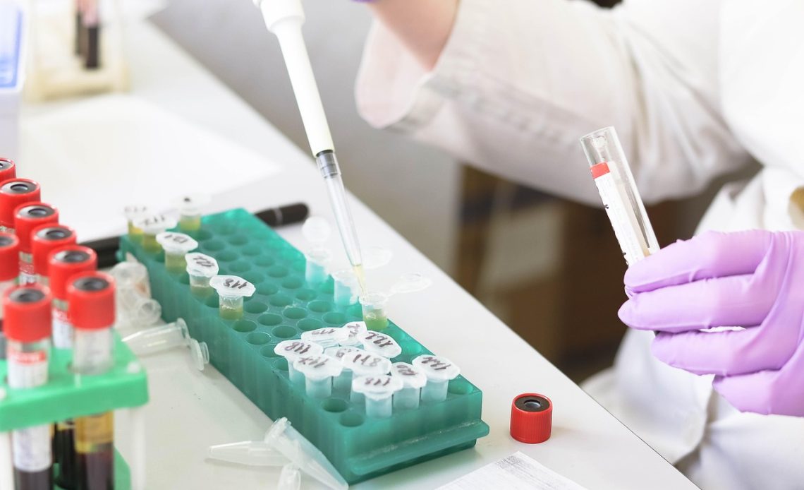 Een Nederlandse vrouw in een laboratorium die wetenschappelijk onderzoek uitvoert
