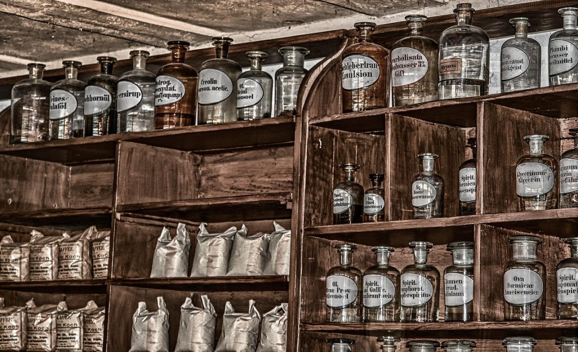 Huidverzorgingsproducten op een schap in de apotheek, waaronder crèmes voor droge en gevoelige huid