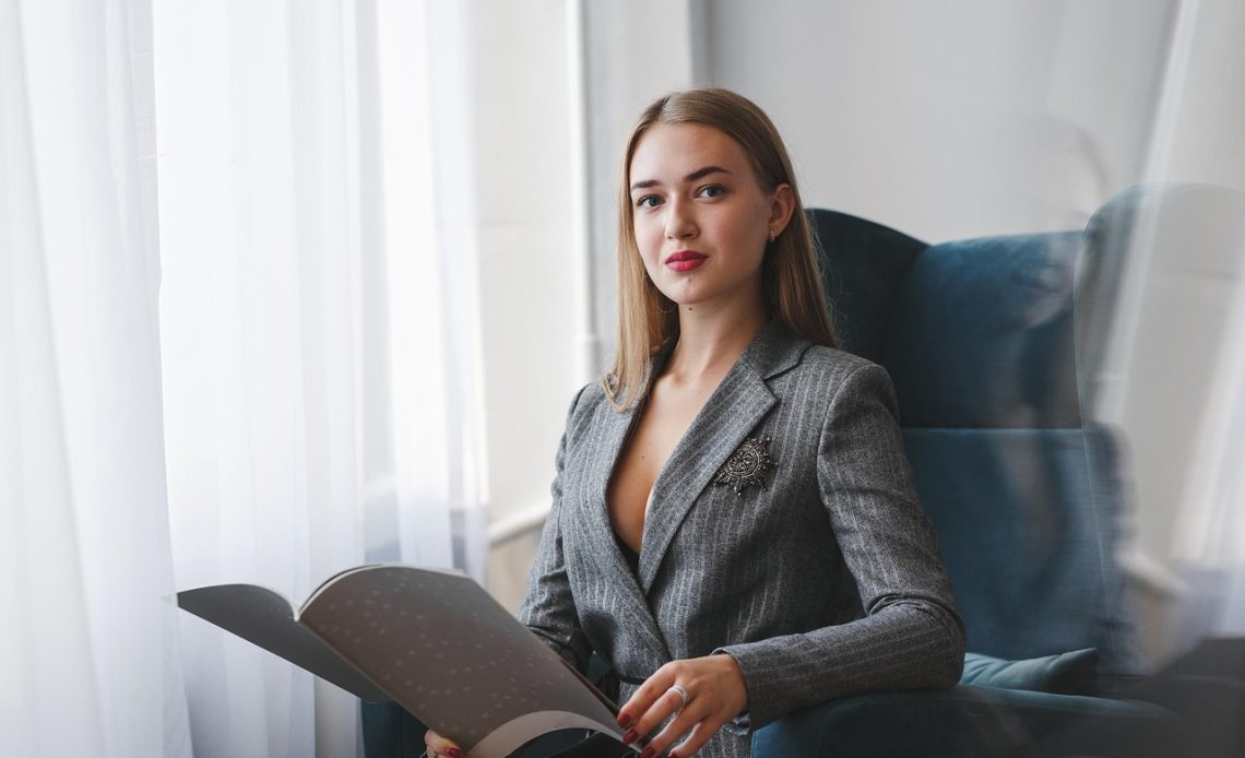 Vrouw die documenten leest aan haar bureau, als voorbeeld van voorbereiding en introvert leiderschap