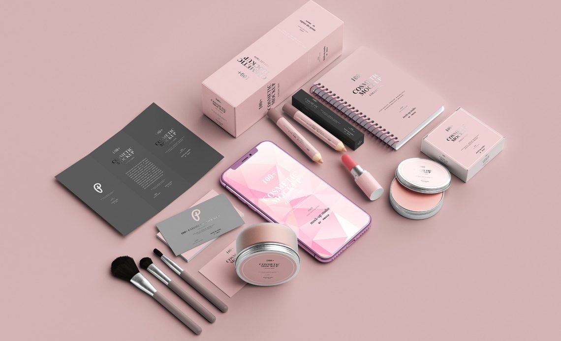 Een flatlay van huidverzorgingsproducten op een witte ondergrond