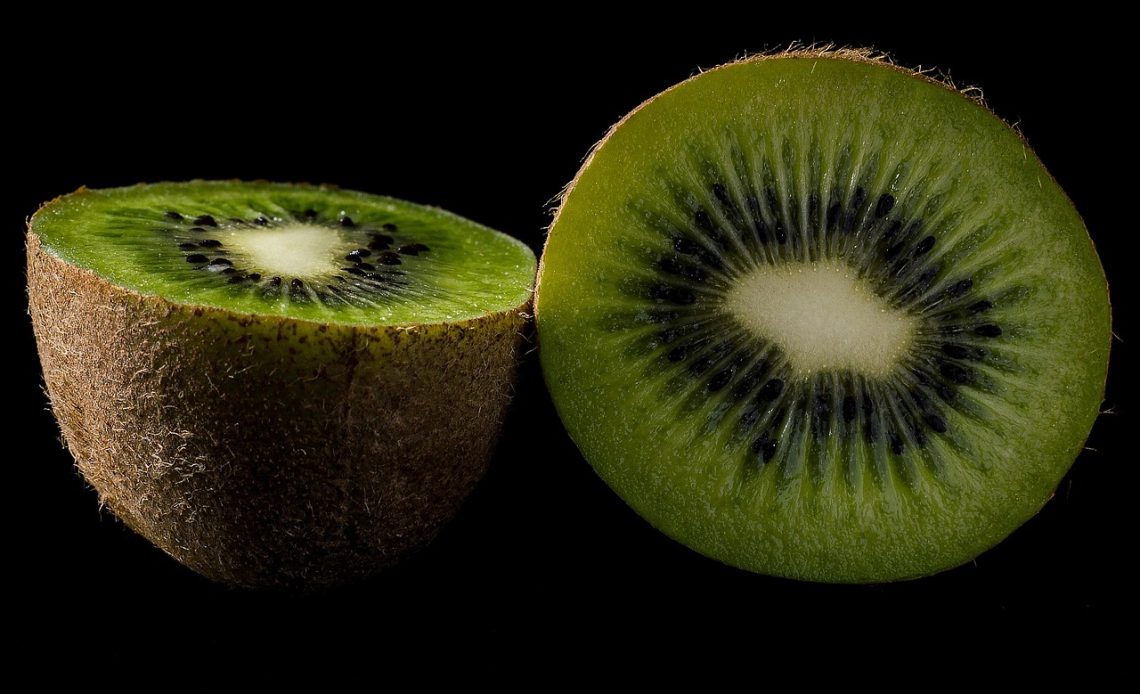Vrouw eet fruit als onderdeel van een gezond voedingspatroon voor een mooie huid