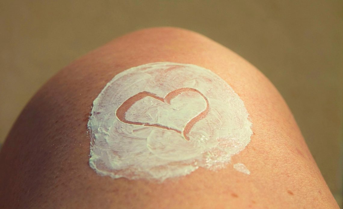 Vrouw die een ceramidehoudende moisturizer aanbrengt op haar gezicht