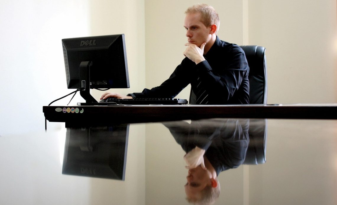 Een Nederlandse vrouw werkt geconcentreerd aan haar bureau als ondernemer
