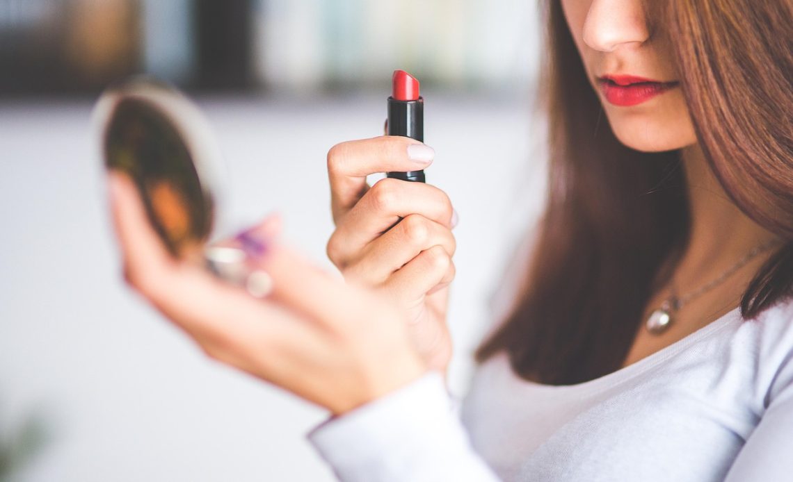 Vrouw met ombré lips in terra en bordeaux herfsttinten