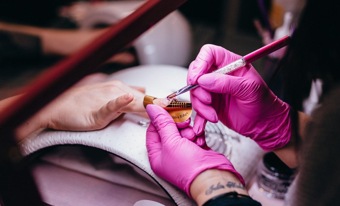 Nette en hygiënische receptie van een huidverzorgingssalon